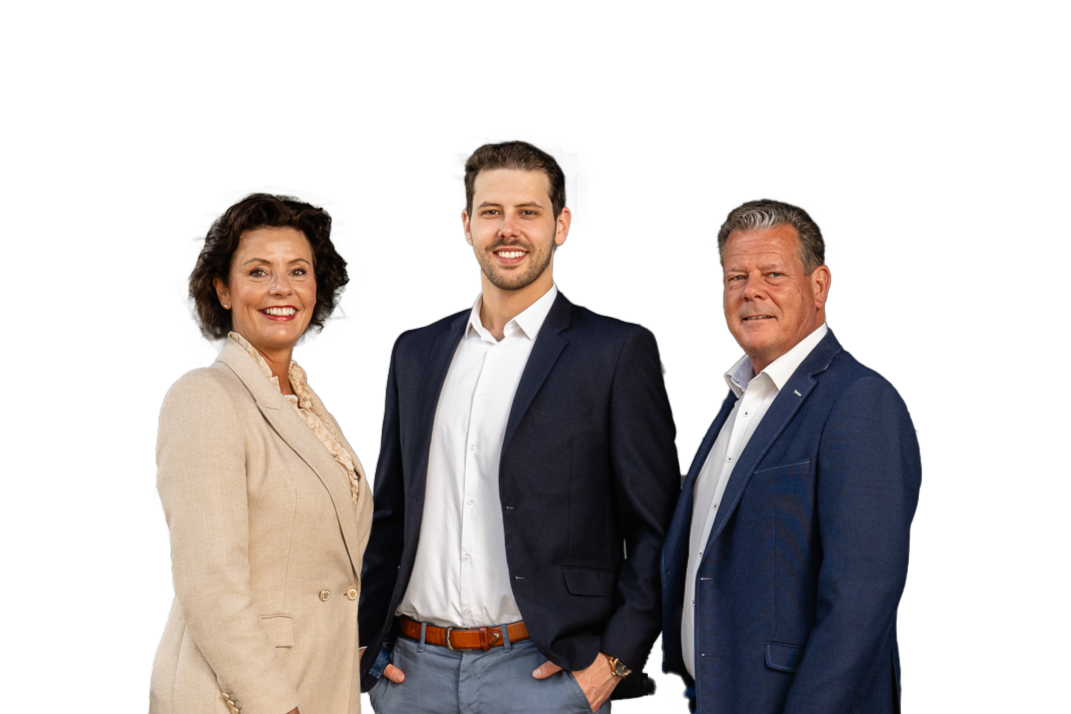 Drie mensen in zakelijke kleding, lachend.