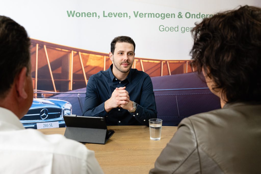 Man in bespreking met twee personen